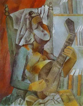 パブロ・ピカソ Painting - マンドリンを弾く女性 1909年 パブロ・ピカソ